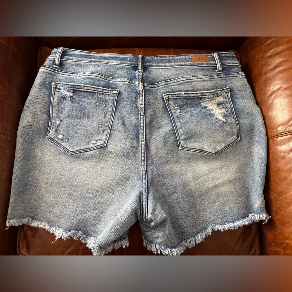 🔥 Judy Blue • Mid-Rise Denim Frayed Hem Shorts • Vintage Distressed • 2X - Picture 3 of 6
